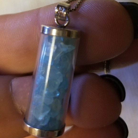 Silver necklace with pieces of jade in it. - Picture 5 of 8